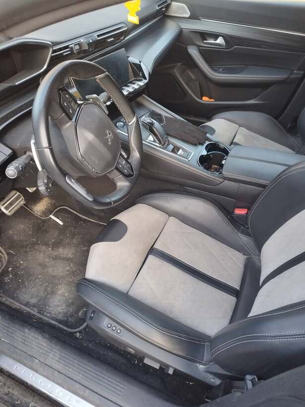 Intérieur Peugeot avant nettoyage