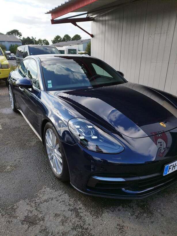Porsche Panamera noire lavée et brillante