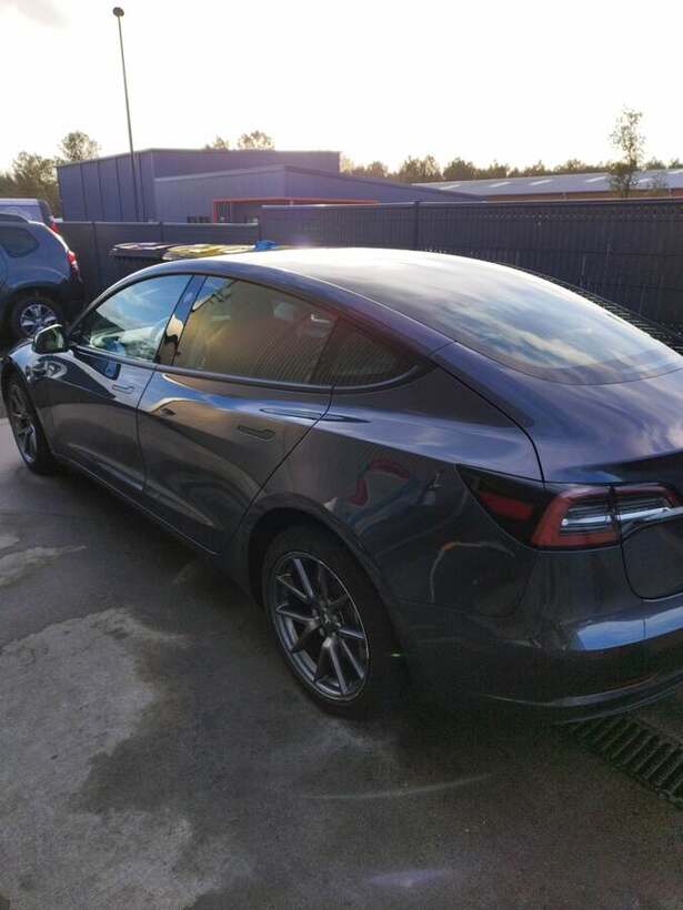 Tesla Model 3 grise lavée, vue arrière