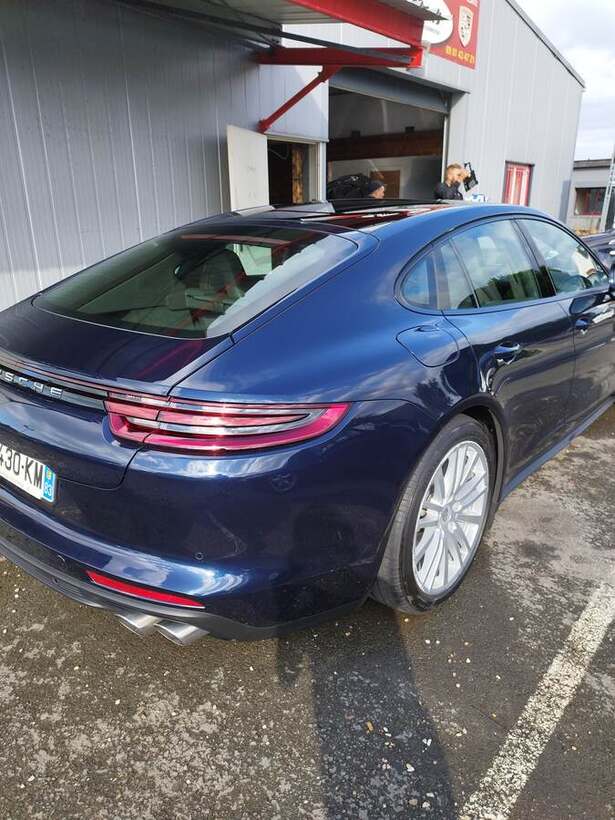 Porsche Panamera bleu nuit lavée, vue arrière