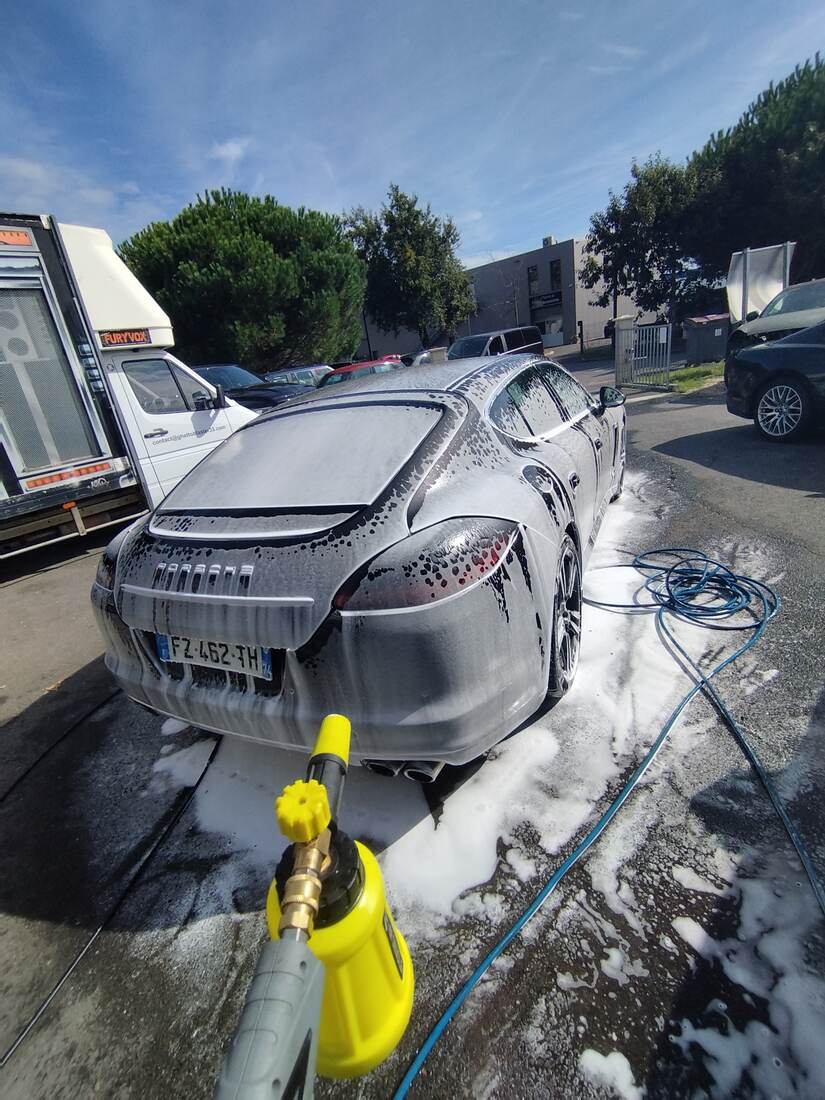 Lavage extérieur d'un véhicule en action